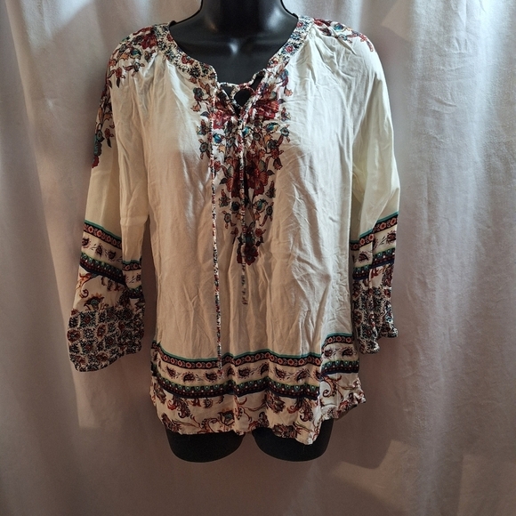 Valerie Steven's small slouchy floral blouse. - Picture 2 of 5